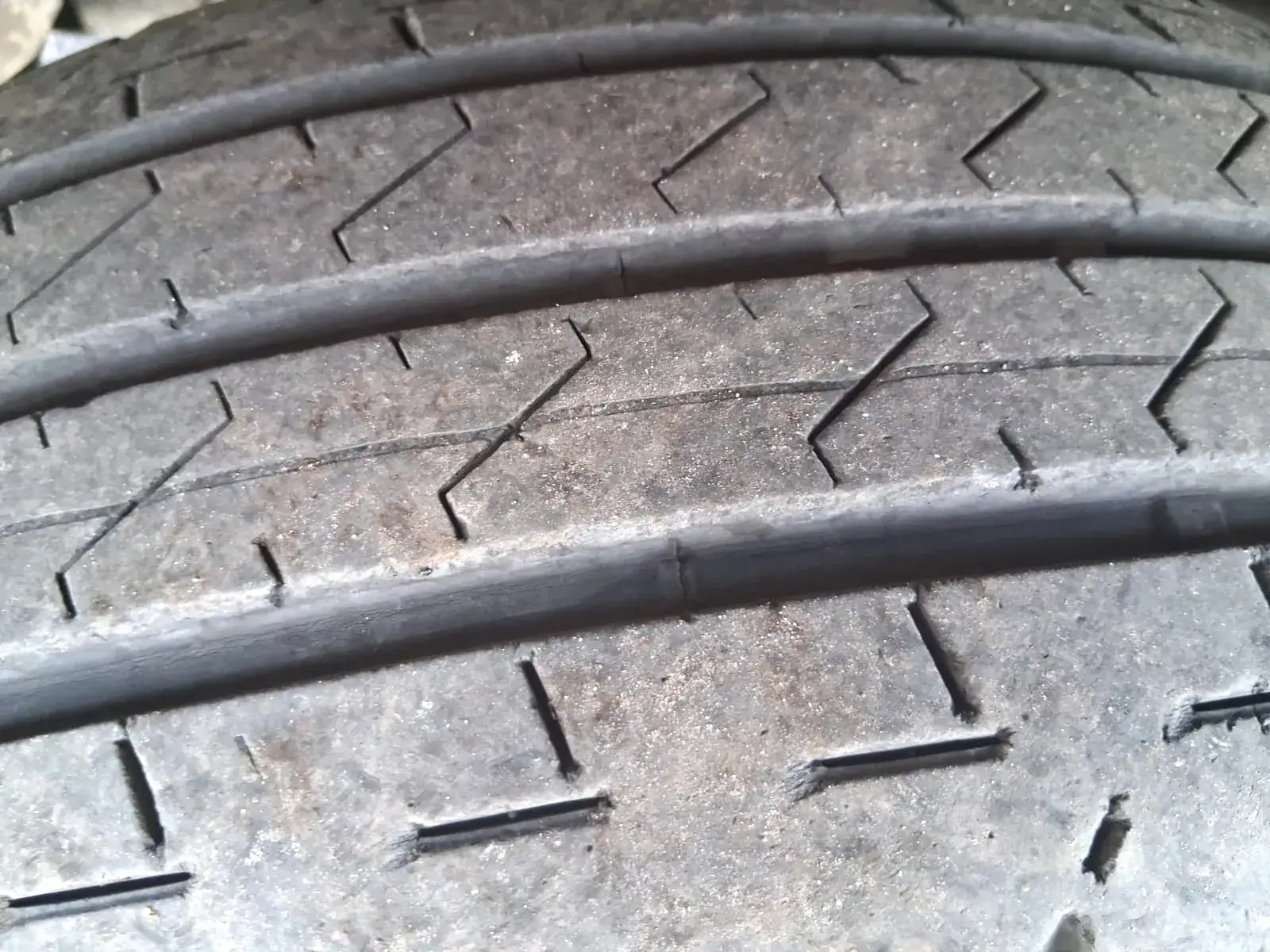 Pneumatique camion Iveco 72-180 etat 90 pourcent