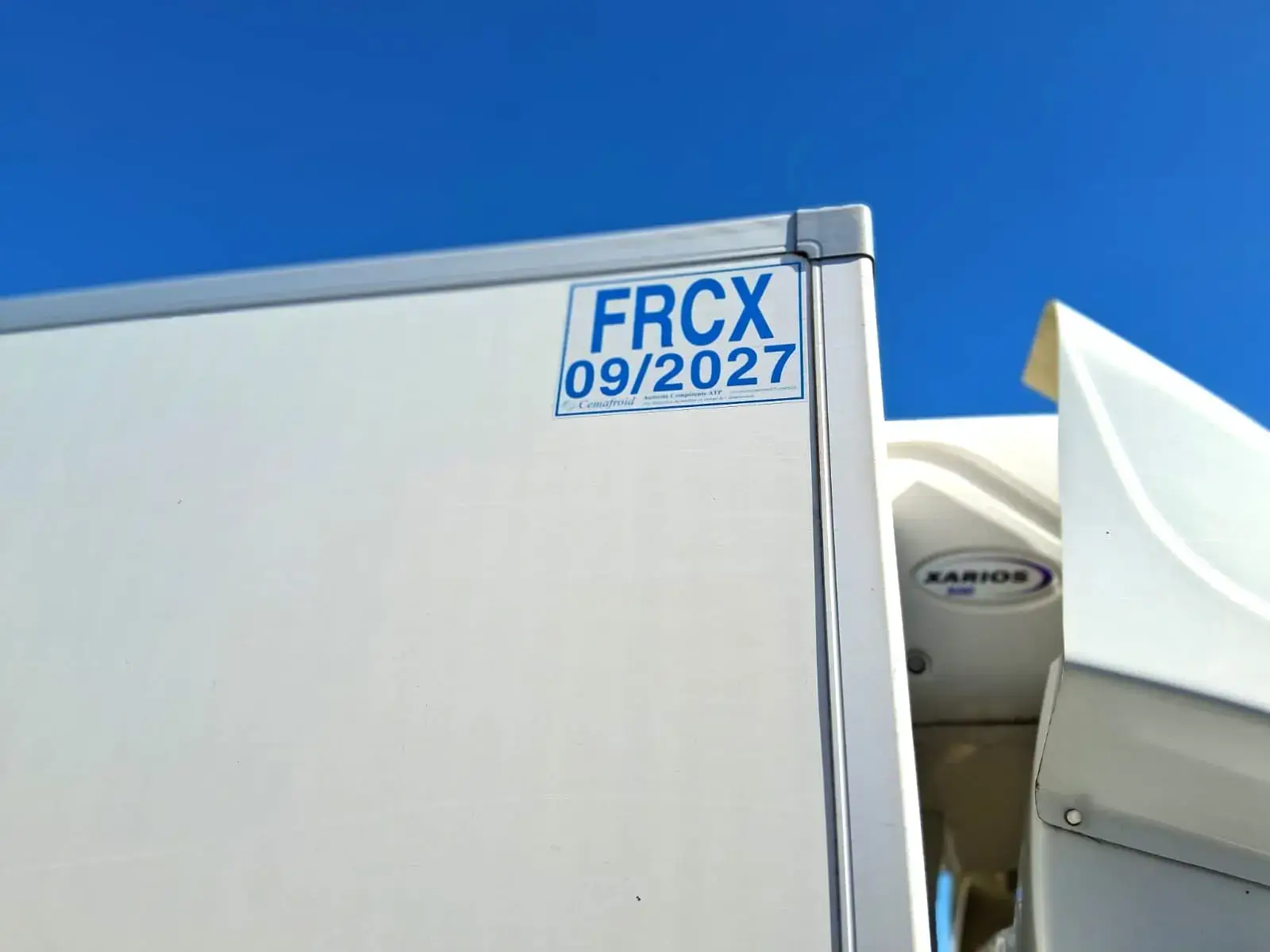 Caisse frigorifique Iveco 72-180 vue en angle