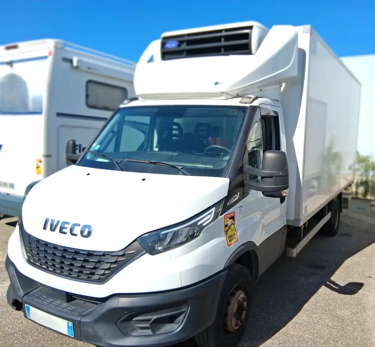 Camion frigorifique Iveco 72-180 vue cote droit