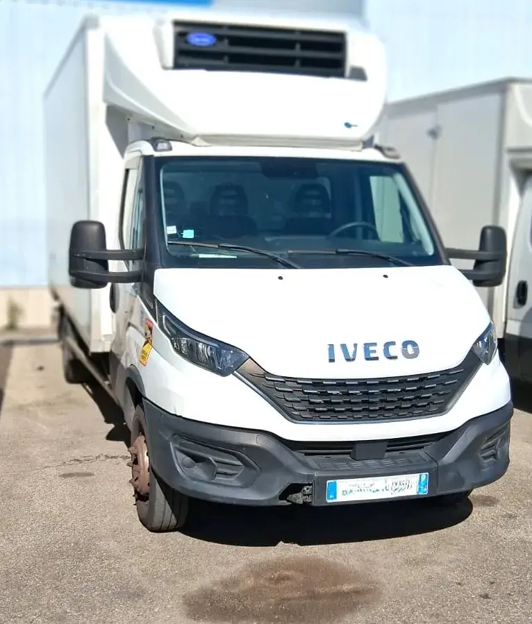 Deuxieme vue de face camion frigo Iveco 72-180