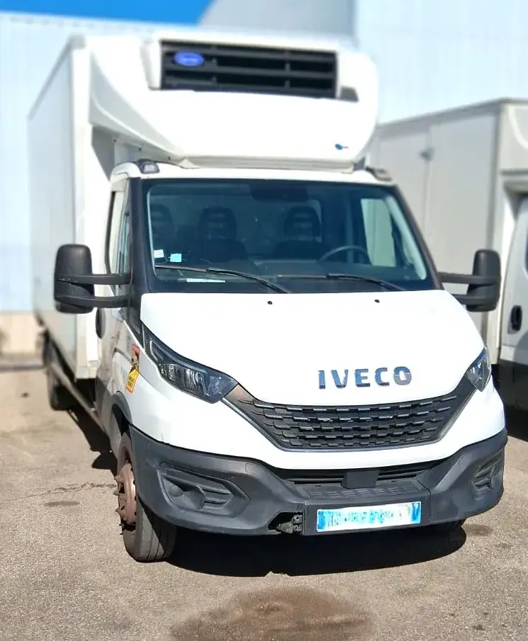 Camion frigorifique Iveco 72-180 H1 MATIC vue de face