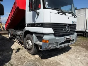 Vue arrière de la benne acier rouge ouverte du camion Mercedes Actros 1840 19 tonnes