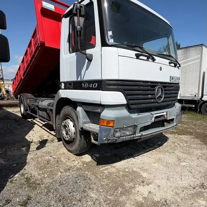 Vue arrière de la benne acier rouge ouverte du camion Mercedes Actros 1840 19 tonnes