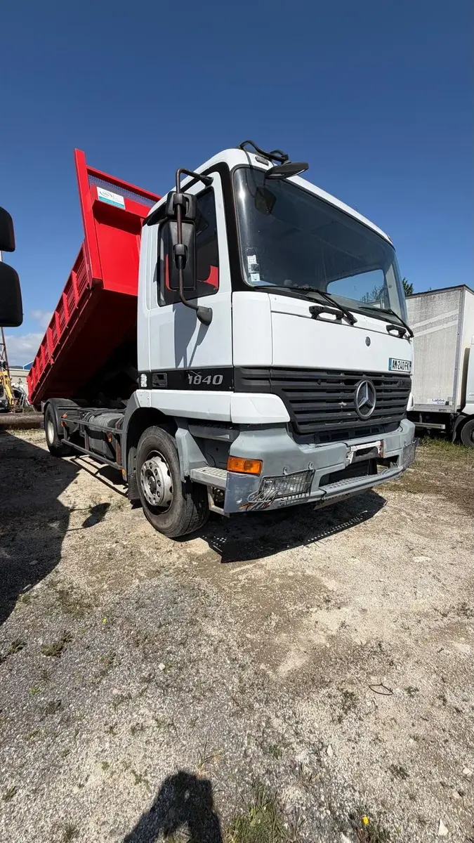 Vue arrière de la benne acier rouge ouverte du camion Mercedes Actros 1840 19 tonnes